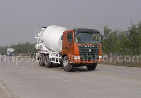 重汽豪運(yùn)水泥攪拌車(chē)